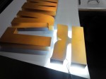 Процесс изготовления вывески МГЭУ. Фрезерованные цельноклеенные буквы с LED подсветкой. Окрас "GOLD PATINUM". Основа DUBOND.
